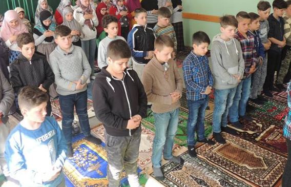 Mësuesi i lëndës fetare lutet që nxënësit të bëhen praktikues të Islamit