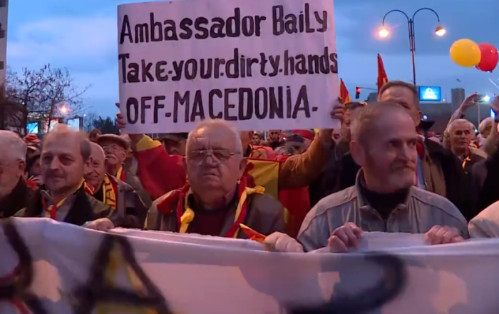 Protestë kundër shqiptarëve ditën kur Komisioneri Hahn do vizitojë Maqedoninë