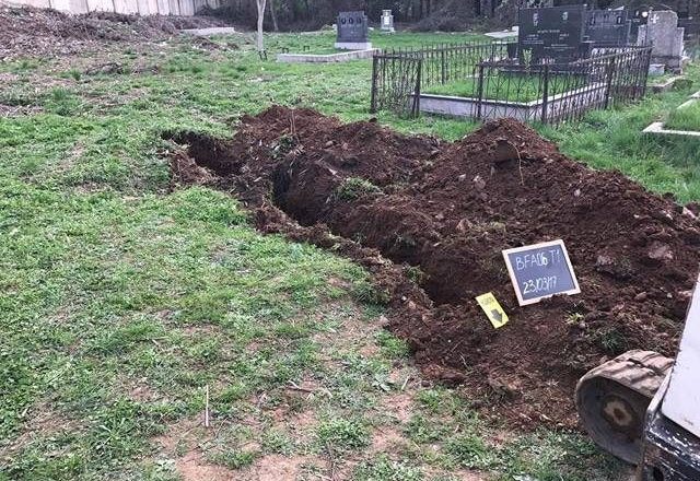 Varrezë masive në Prizren, zhvarrosen mbetje mortore të disa personave