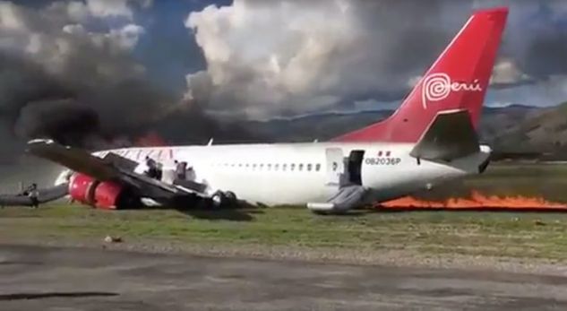 Aeroplani me 141 pasagjerë përfshihet nga zjarri