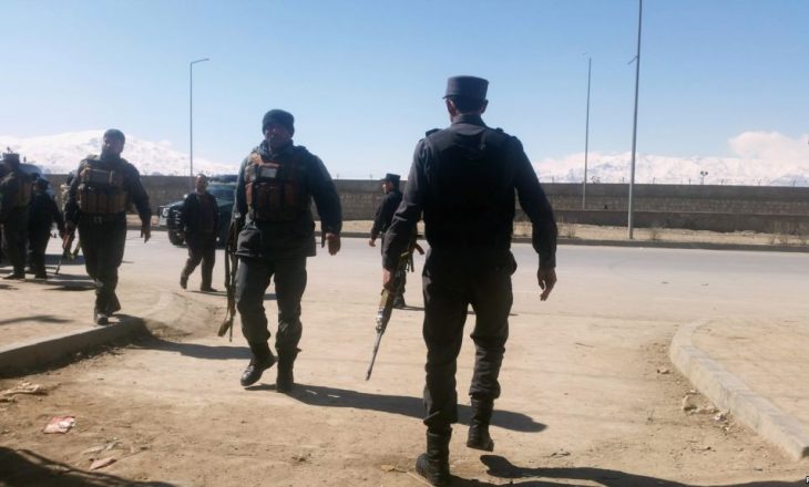 Tetë policë vriten mes vete në Afganistan