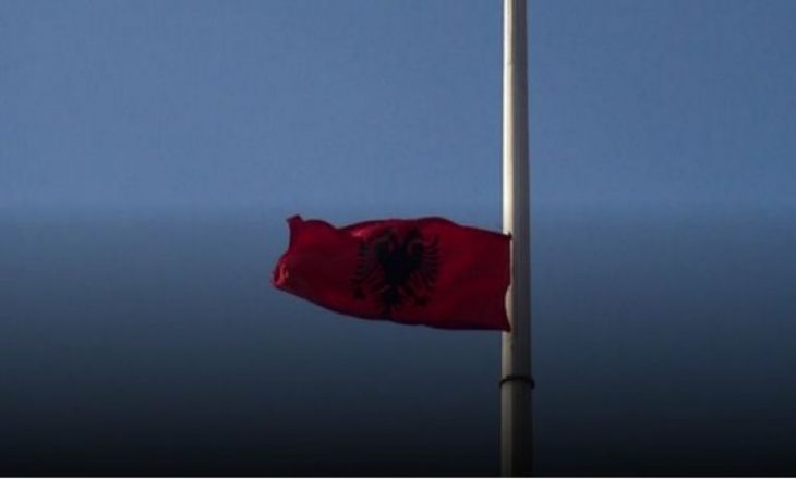 Në Kumanovë flamuri i Maqedonisë në shesh zëvendësohet nga ai shqiptar