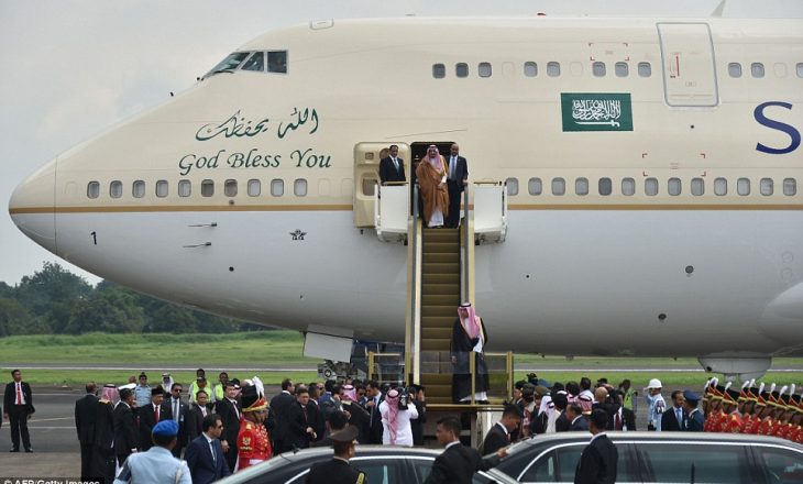 Mbërritja spektakulare e mbretit të Arabisë Saudite në Indonezi