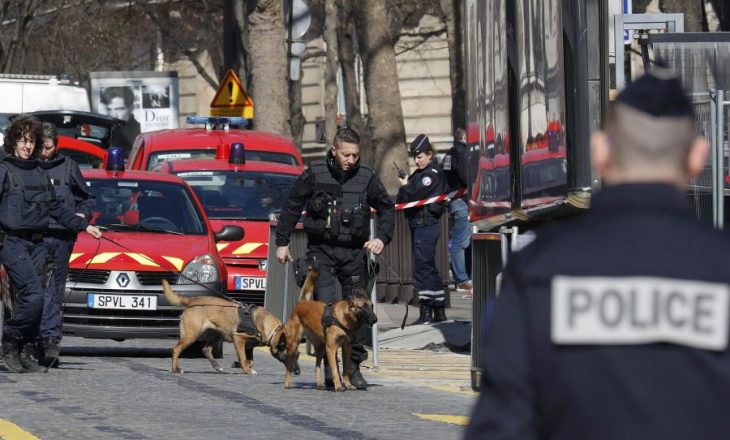 Policia franceze ka arrestuar 26 persona për vjedhje dhe zhvatje