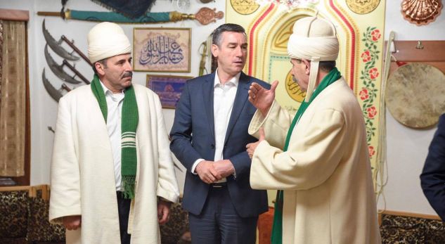 Veseli uron bektashninjtë për festën e Sulltan Nevruzit