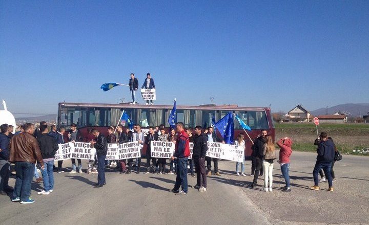 Edhe në Mitrovicë e Vushtrri bllokohen rrugët kundër vizitës së Gjuriqit