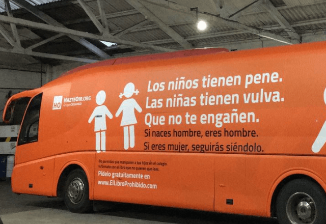 “Autobusi i urrejtjes”, ndalohet nga gjykata në Spanjë