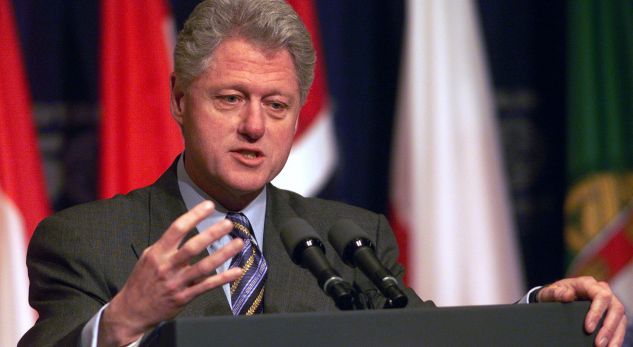 Kur Clinton arsyetonte bombardimet e NATO-s ndaj Serbisë [video]