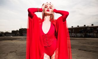 Era Istrefi kalon Bebe Rexhën dhe Dua Lipën