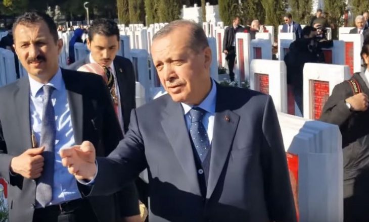 Erdogan nuk pranon të bëjë foto me gazetarët e Bosnjës, shkak cigarja