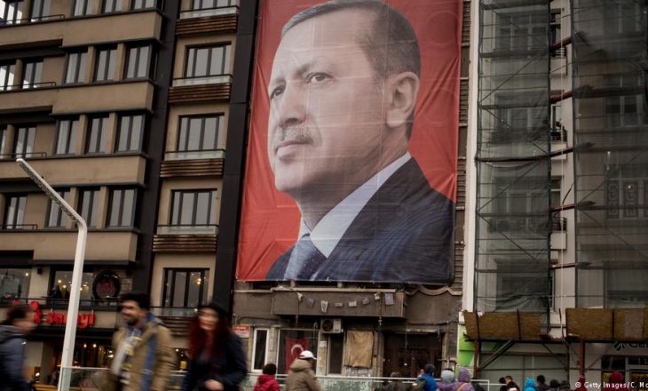 Mbi 19 milionë turq votuan pro rritjes së fuqisë së Presidentit