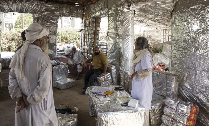 Gruaja nga Pakistani ndërton shtëpi nga plehrat