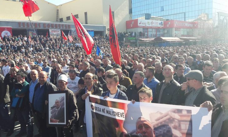 “Edhe 100 Gjykata po ta akuzojnë, ne e mbështesim” – protestuesit i shprehin besnikëri Haradinajt