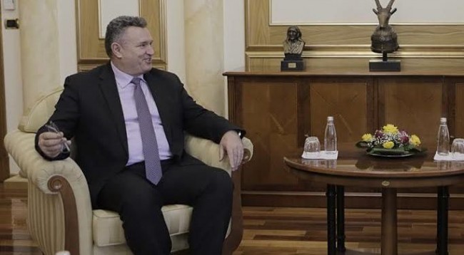 Rexhep Hoti shfrytëzon edhe një emision televiziv për t’i thurur lavde Thaçit