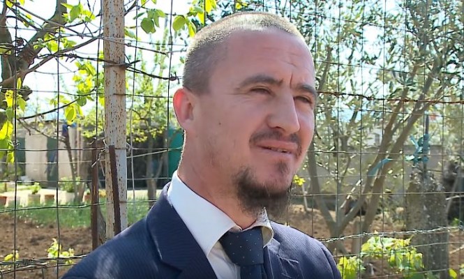 Imami shqiptar kërkon falje për humorin me priftërinjtë