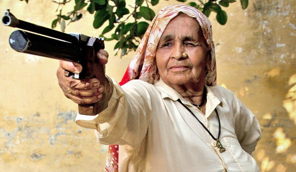 84-vjeçarja indiane që i mëson të rinjtë si të përdorin armët
