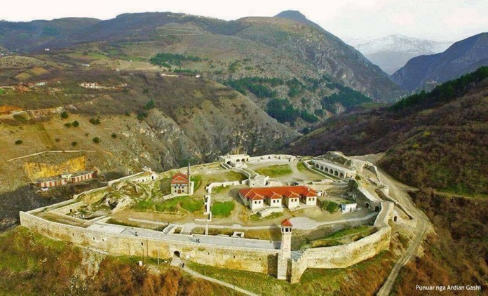 Një avokat paditë Ramadan Mujën për refuzimin e ndërtimit në xhaminë në Kalanë e Prizrenit