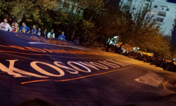 “Shhh, Kosova është Kosovë” – banderola që kanë përgatitur ‘Dardanët’