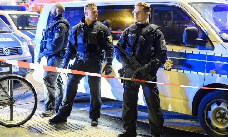 Pese të lënduar nga një sulm në Dusseldorf, policia arreston dy të dyshuarit e parë
