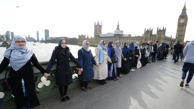 Gratë bëhen bashkë në Londër për t’u solidarizuar me viktimat e sulmit terrorist
