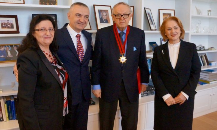 Meta i dorëzon Marti Ahtisaarit dekoratën e “Flamurit Kombëtar”