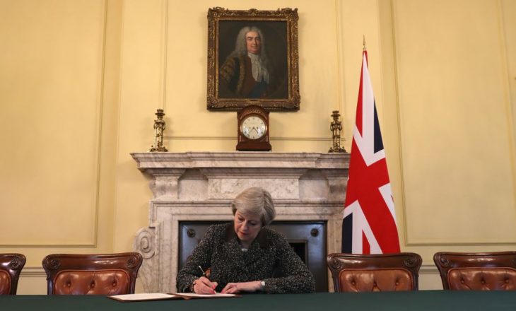 May nënshkruan letrën për daljen e Britanisë nga BE-ja