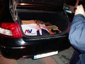 Arrestohet kryetari i Ranillukut, konfiskohen pankarta të Vuçiqit   