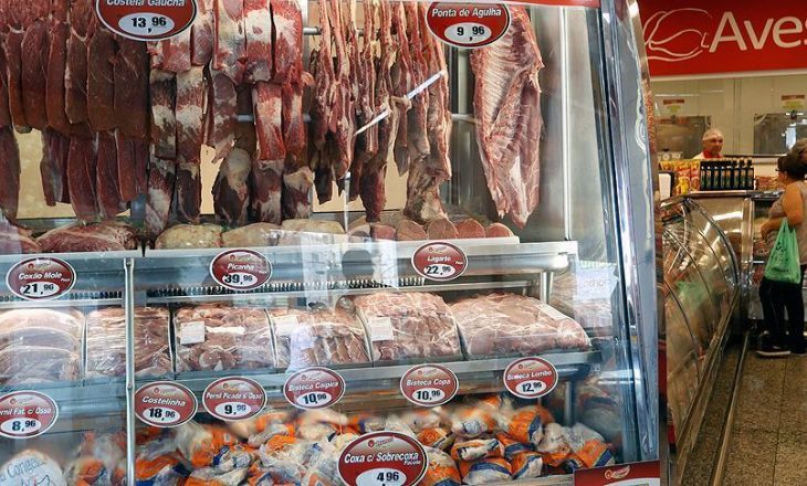 Skandali me mishin e prishur, tre shtete pezullojnë importin nga Brazili