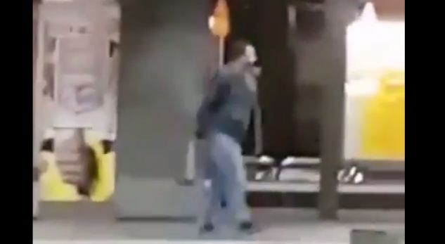 Momenti kur kosovari plagos 9 veta me sopatë në Dusseldorf [video]