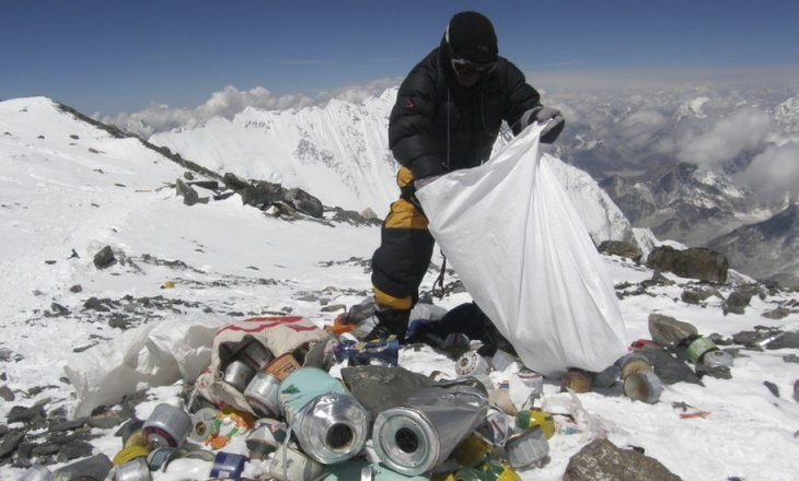 “Mount Everest” pastrohet nga mbeturinat
