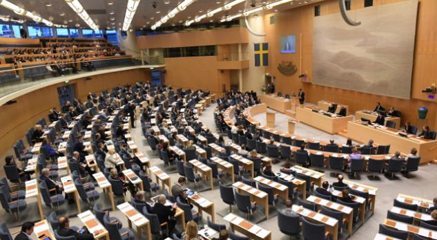 Parlamenti suedez simulon gjendjen e luftës