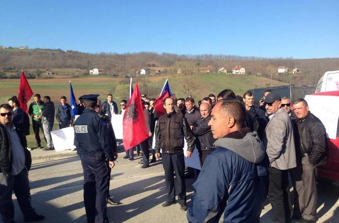 Bllokohet magjistralja Prishtinë-Gjilan kundër ardhjes së Vuçiqit