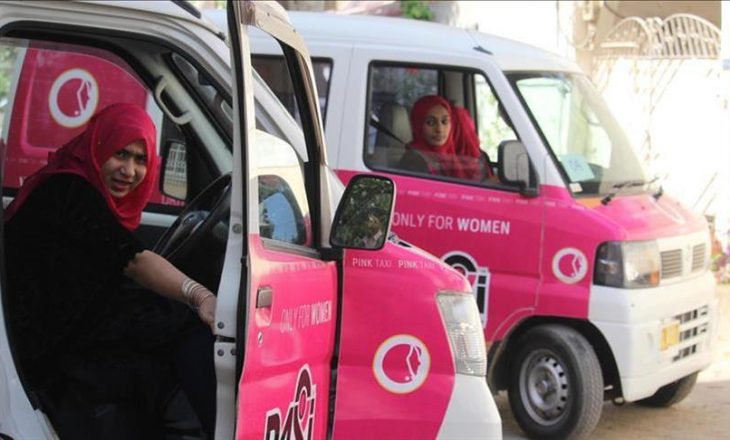 Taksi ngjyrë rozë për femrat në Pakistan