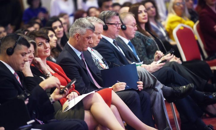 “Java e Gruas” i “shpërblen” gratë e Kosovës me një foto me presidentin Thaçi