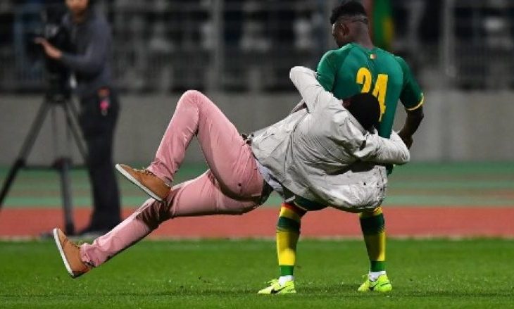 Tifozët sulmojnë futbollistët në ndeshjen Bregu i Fildishtë dhe Senegali