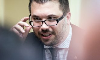 Politikani zviceran akuzon kosovarët se kanë shitur votën për kundërshtarin e tij