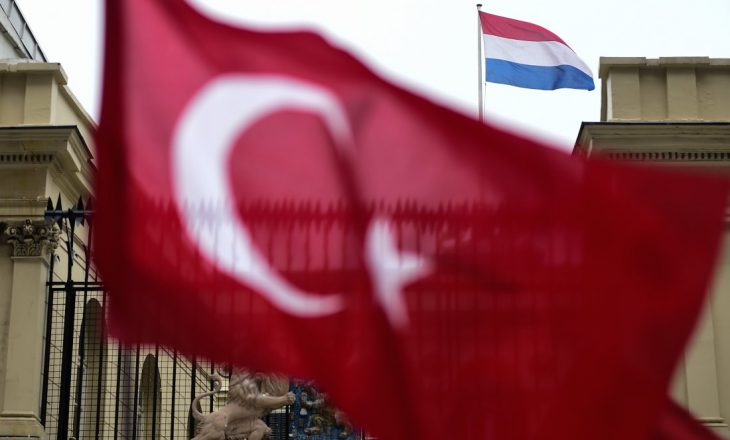 Ngërçi me Holandën, Turqia kërcënon me paktin e refugjatëve
