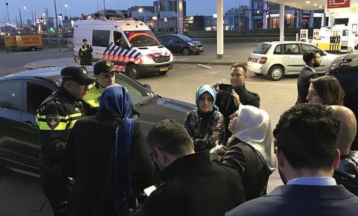 Policia holandeze ndalon automjetin e ministres turke