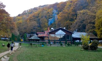 Ministria e Mjedisit i paguan drekë prej 1 mijë eurosh pjesmarrësve të një tryeze