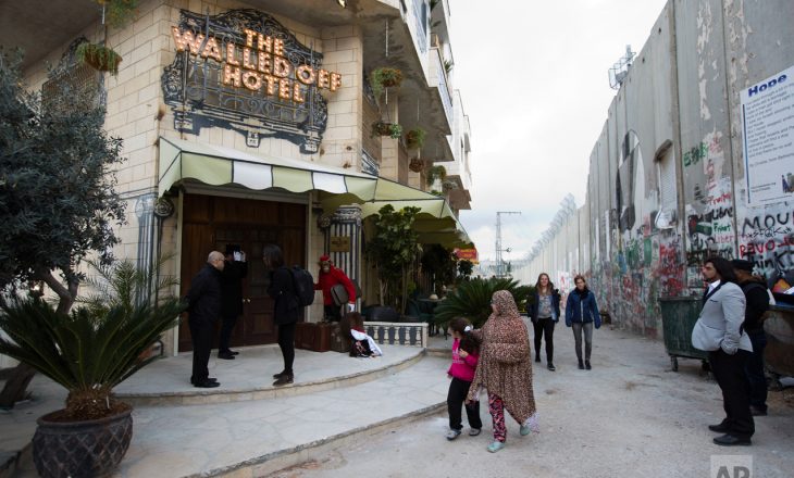 “Pamja më e keqe në botë” – artisti britanik hap hotel në Betlehem