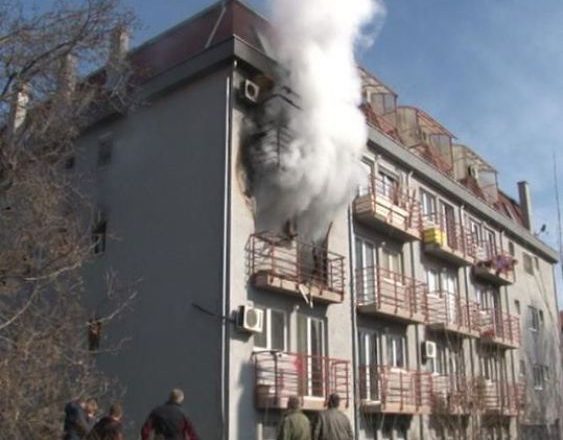 Përfshihet nga zjarri një apartament në veri të Mitrovicës   