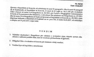 Qeveria ndërhyn në drejtësi – pezullon një rregullore të Odës së Avokatëve