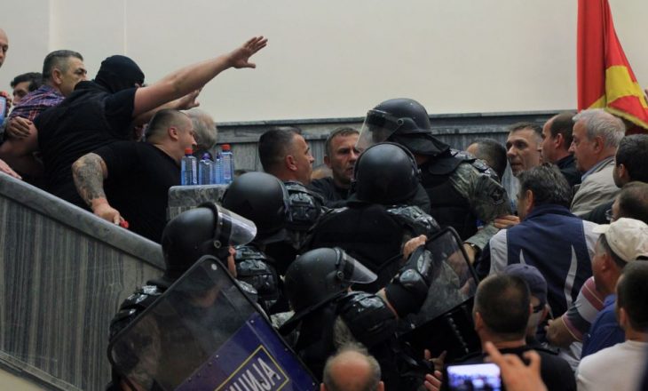 Prokuroria në Shkup lëshon fletarreste për 15 persona që sulmuan Kuvendin