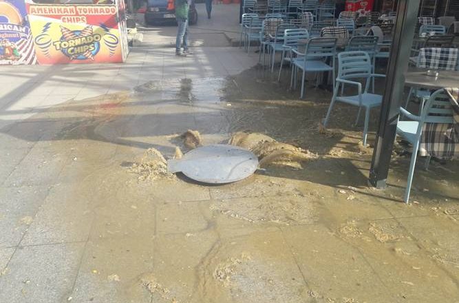 Shpërthen kanalizimi midis sheshit