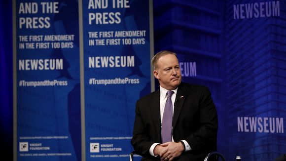 Zëdhënësi i Shtëpisë së Bardhë kërkon falje për gafën me Hitlerin