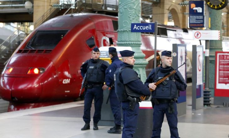 Francë: Policia e arrestoi një person që kërcënonte me thikë