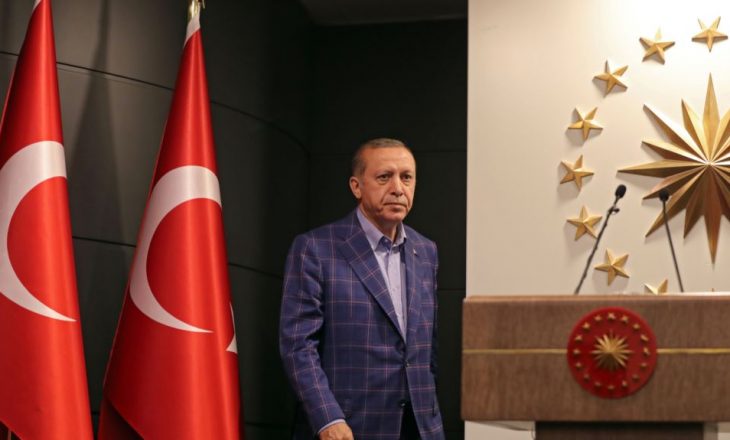 Erdoganit i bie të fikët në xhami