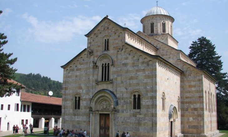 Historianët e Deçanit protestojnë për pronat e Manastirit
