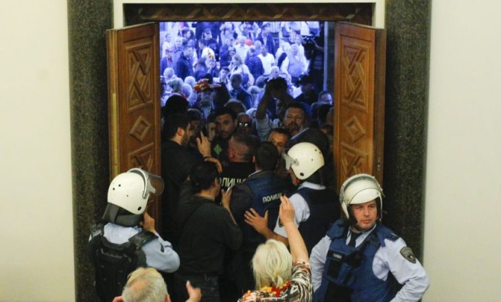 Zbrazet Parlamenti i Maqedonisë – Shpëtojnë deputetët dhe gazetarët