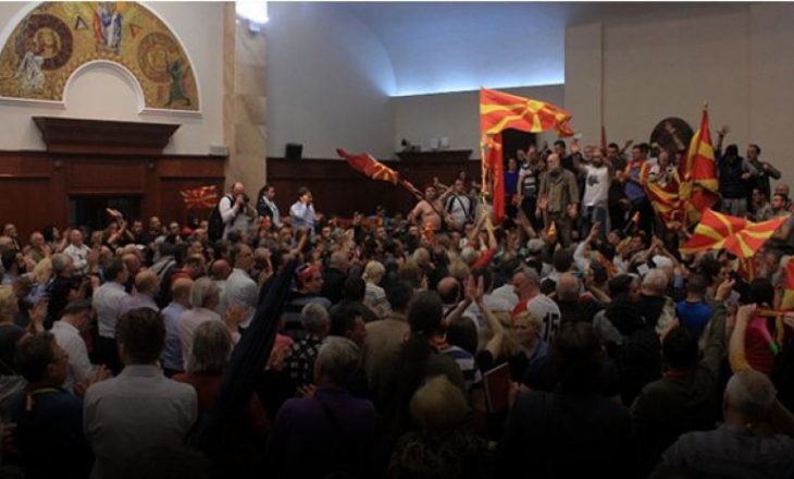 Deputeti i VMRO-së që i hapi derën e Kuvendit huliganëve